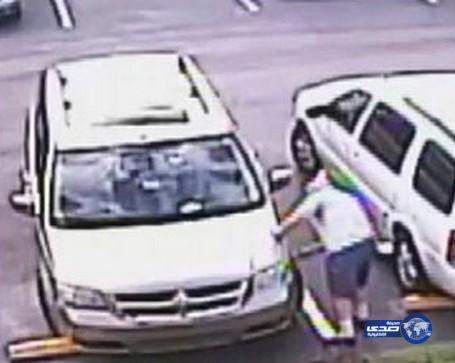 بالفيديو: ثمانيني يثقب عجلات سيارة امرأة لاحتلالها مقعده بصالة للألعاب