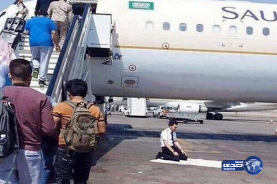 بالصور مضيف طيران الخطوط السعوديه يشعل مواقع التواصل الاجتماعي‎