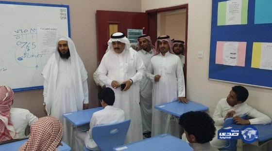 بالصور مدير تعليم تبوك يتفقد سير الإختبارات بالمدارس‎