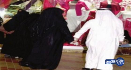 ظاهرة شبك اليدين بين الزوجين في الأسواق التجارية‎