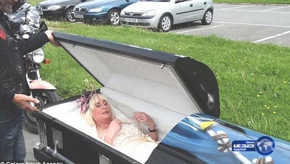 عروس تحضر إلى زفافها في تابوت الموتى