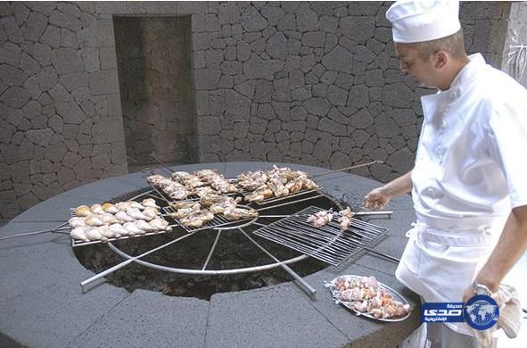 مطعم إسباني يقوم بشواء طعامه على فوهة بركان