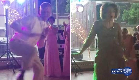 بالفيديو: تحدي رقص بين عريس ووالدته في حفل زفاف