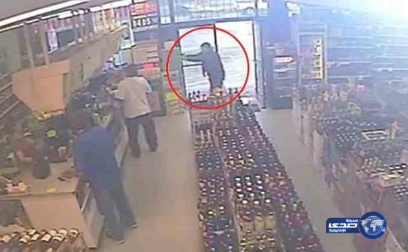 بالفيديو: أمريكي يرتكب مجرزة في متجر للمشروبات