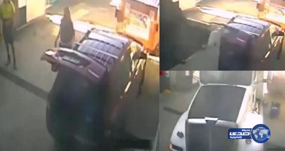 بالفيديو: سرعة بديهة فتاة تنقذها من الموت أسفل شاحنة ضخمة