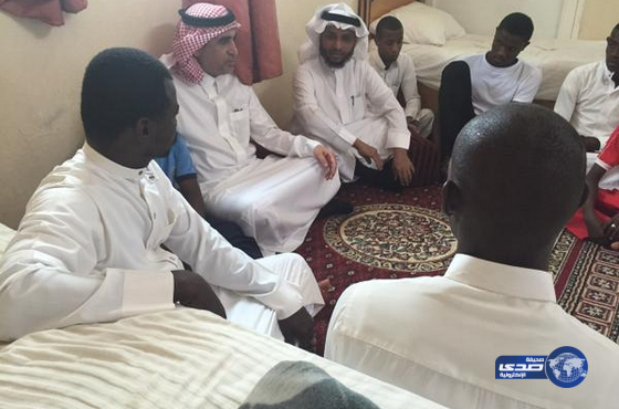 بالصور.. وزير التعليم يعزي في الطفل الذي قُتل ‏بمقذوفات “الحوثيين” على الحد الجنوبي