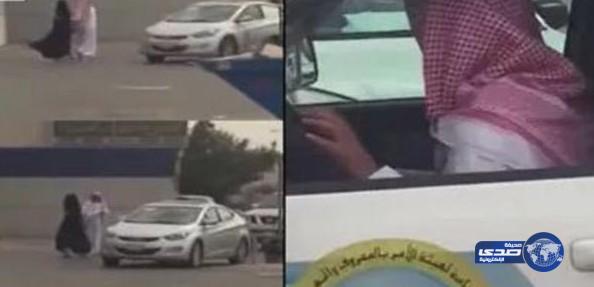 بالفيديو: شخص يسحب فتاة بالقوة أمام المارة ويقودها لأحد السيارات بالرياض!
