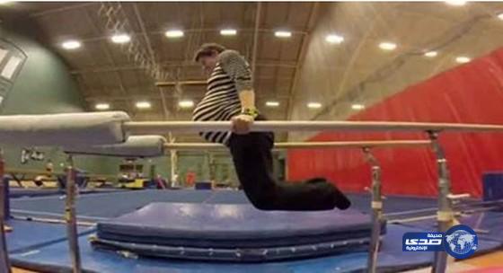 بالفيديو.. حامل فى شهرها الثامن تقف على يديها.. وتنافس الرجال فى الجمباز