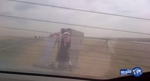 بالفيديو.. شابان يسقطان كاميرا “ساهر” بأحد الطرق السريعة ويلوذان بالفرار