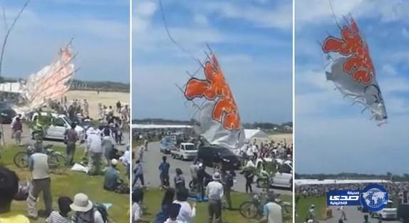بالفيديو: طائرة ورقية وزنها 700 كيلو تسقط على الجمهور وتصيب 4