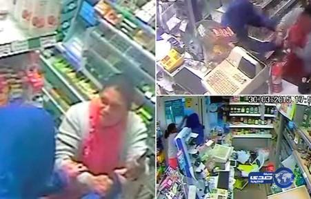 بالفيديو: سيدة تتغلب على لص مسلح بركله خارج المتجر