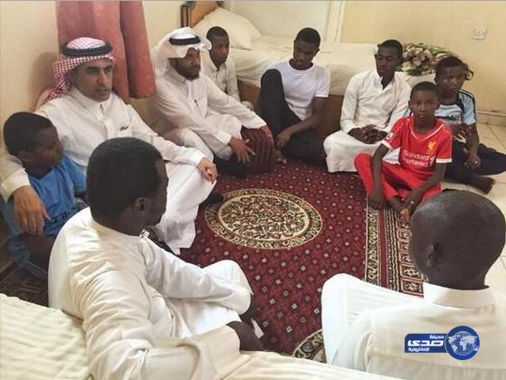 وزير التعليم يزور أسرة الطالب “القيسي ” الذي اغتالته قذائف الحوثيين