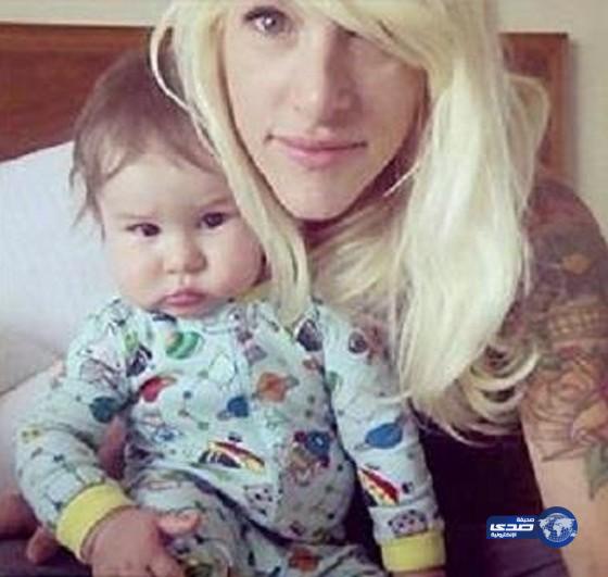 طاقم طائرة يطلب من مغنية كندية حامل المغادرة بسبب بكاء طفلها