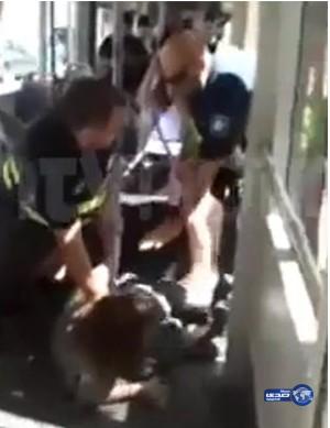 بالفيديو.. شاب إسباني يتلقى علقة ساخنة تأديبية بسبب “بنطاله الساقط”