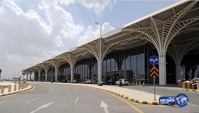 طائرة مصرية تهبط اضطرارياً بالمدينة عقب تهشم زجاجها