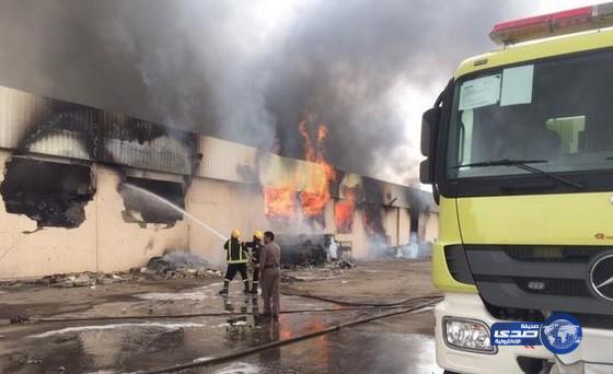 مدني الدواسر يكافح حريقاً داخل مصنع مياه بخميس مشيط