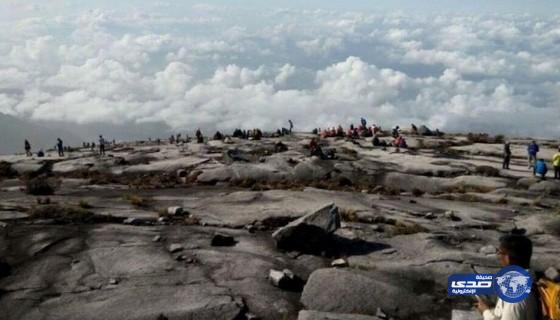زلزال يخلف مصابين وعشرات العالقين فوق أحد الجبال بماليزيا