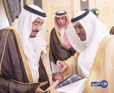 خادم الحرمين الشريفين يستقبل مصنّع الساعات السعودي الأول‎