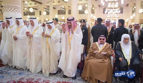 خادم الحرمين يؤدي صلاة الميت على سمو الأميرة جواهر بنت عبدالعزيز