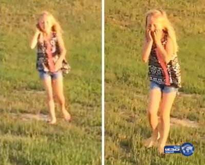 بالفيديو: أمريكي يصور ابنته أثناء تعرضها لموقف مخيف