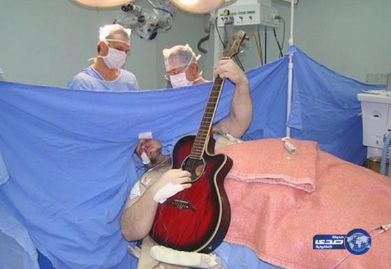 بالفيديو: برازيلي يعزف على جيتار أثناء إجرائه عملية بالمخ