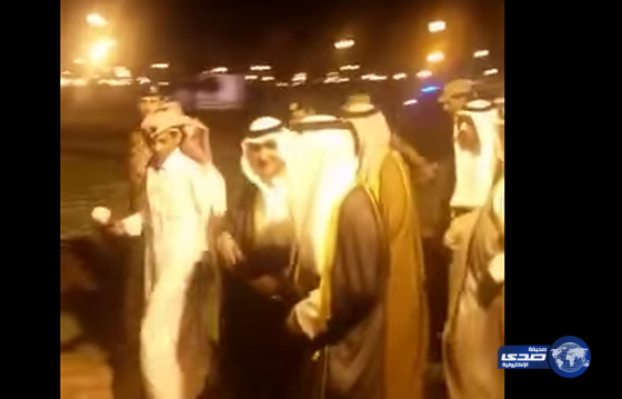 فهد بن سلطان يوقف موكبه للإصغاء لانتقاد مواطن(فيديو)