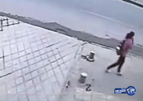 بالفيديو.. الأرض تنشق وتبتلع فتاة