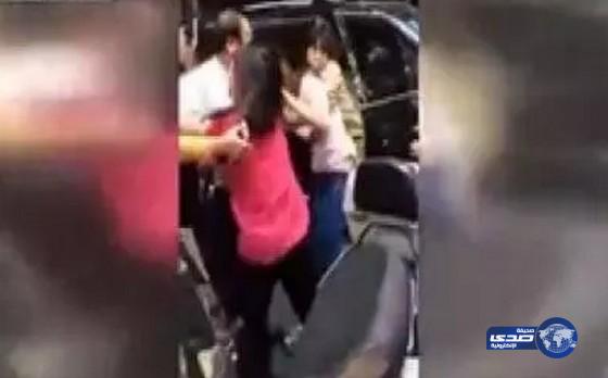 بالفيديو.. زوجة تستعين بعائلتها لضرب زوجها الخائن