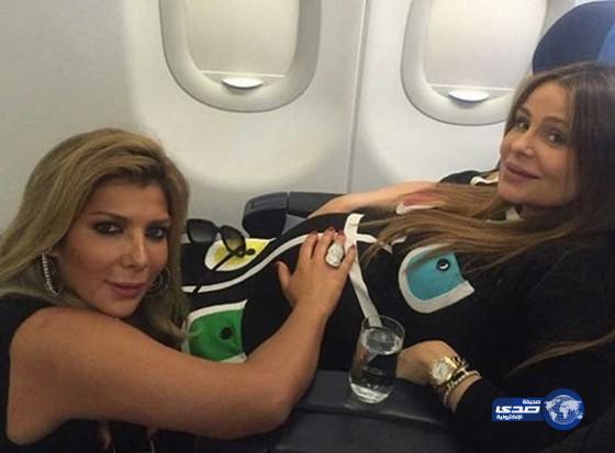 أصالة تتحسس بطن كارول سماحة في الطائرة