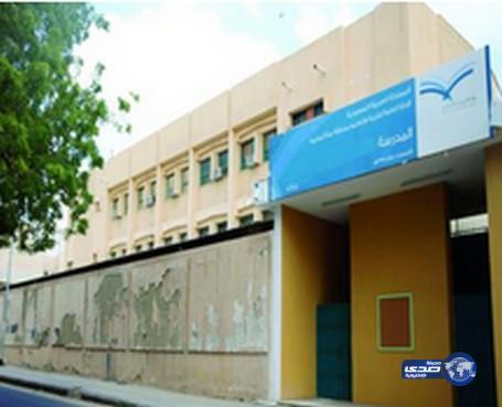 والدة طالبة راسبة تبتز مديرة مدرسة وتهددها بنشر صورها في مكة