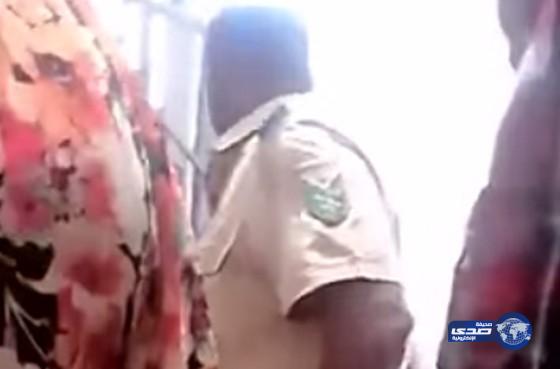 فيديو مؤلم لجندي جيبوتي يسب اليمن ويهين لاجئ يمني