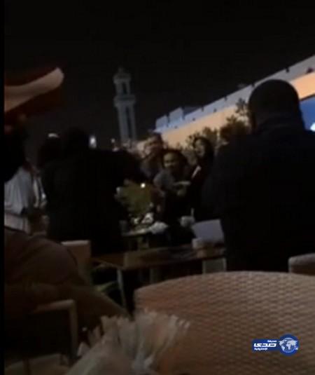 بالفيديو.. مشاجرة واشتباك بالأيدي بين فتاتين في مقهى