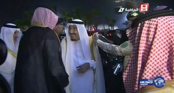 فيديو: الملك سلمان يمازح الأمير عبدالله بن مساعد.. وين الشنب؟