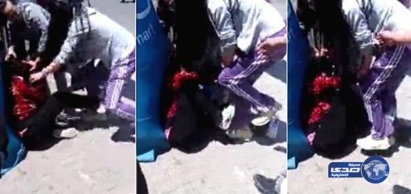 بالفيديو: صينية تضرب والدتها المريضة عقلياً في الشارع