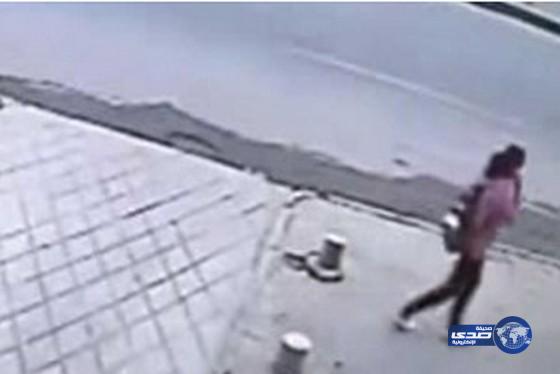 بالفيديو.. الأرض تنشق وتبتلع فتاة أثناء سيرها وهي تتحدث في هاتفها!