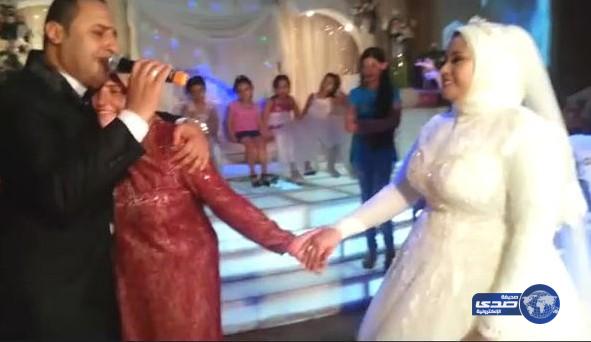بالفيديو: عريس مصري يفجّر مفاجأة لوالدته أمام عروسه في زفافه