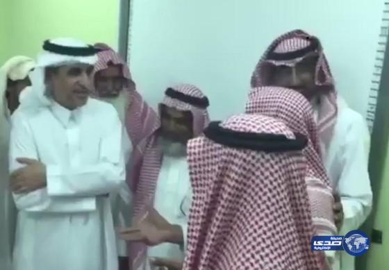 فيديو: مسن بـ محو الأمية يفاجئ الدخيل بقصيدة حماسية عن سلمان الحزم