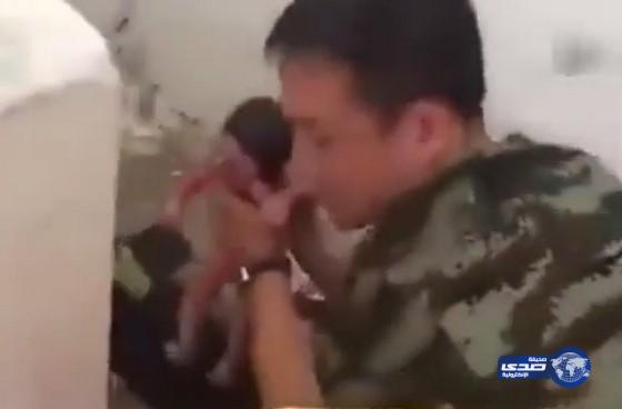 انتشال مولود من حفرة مرحاض في الصين!