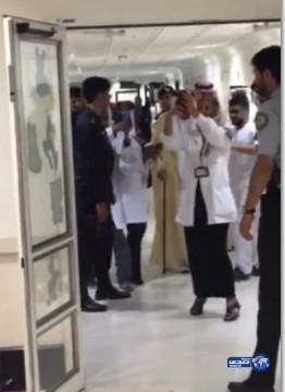 بالصور والفيديو: أطباء “تخصصي جدة” يتصورون “سيلفي” مع الملك‎