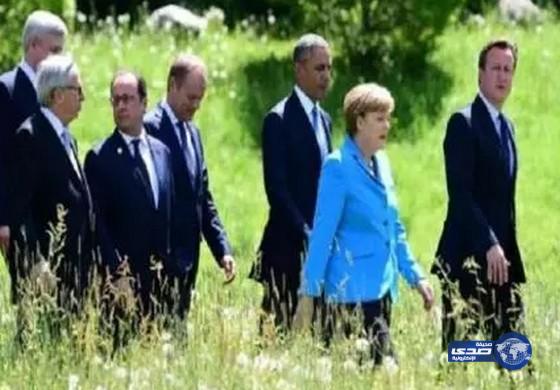 حشرة في “كُم سترة” ميركل تؤخرها عن الترحيب بكاميرون