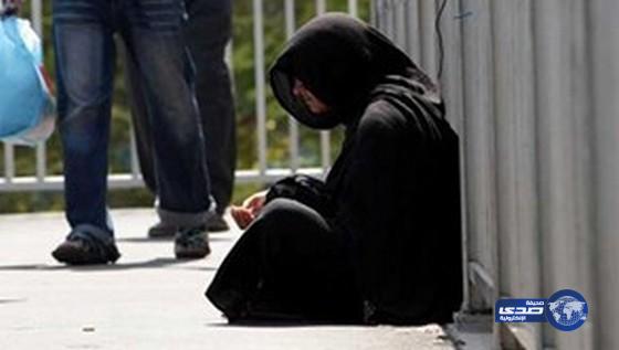 امرأة تخفي «لاند كروزر» وراء مسجد وتتسوّل أمامه