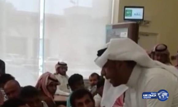 فيديو: موظف بنك شهير بأبو عريش يطرد يمنيًا أراد تصحيح أوضاعه