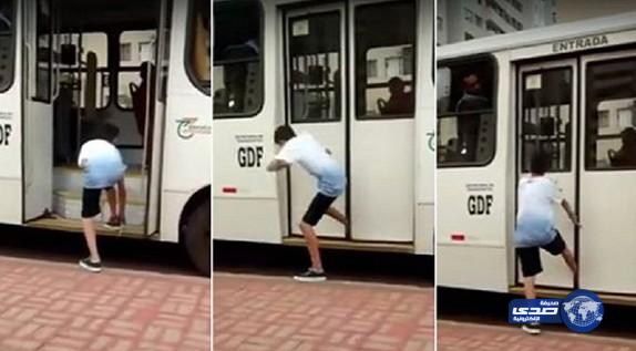 بالفيديو: سائق حافلة ينتقم من طفل حاول الهزار معه