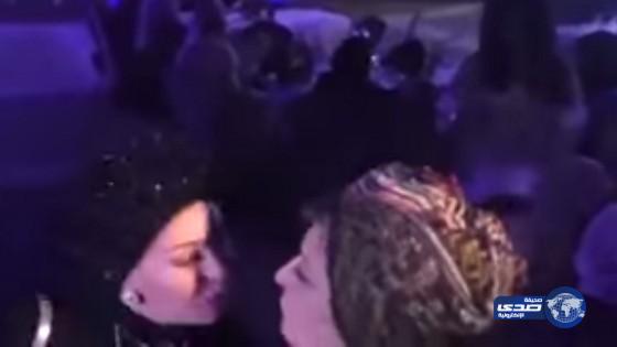 قبلة من الفم بين صابرين وسهير رمزي تثير الجدل!