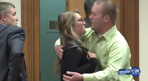 بالفيديو: زوج يحتضن قاتلة زوجته قبل دخولها السجن