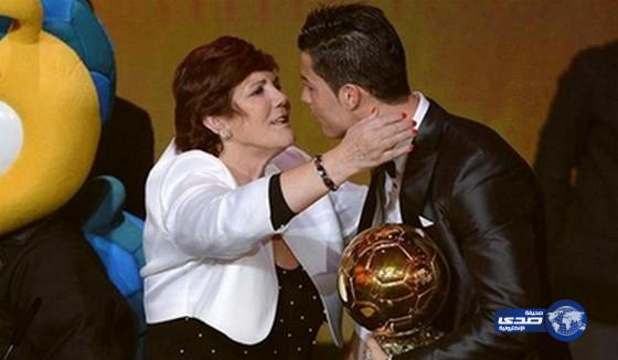 توقيف والدة رونالدو في المطار بتهمة التهريب