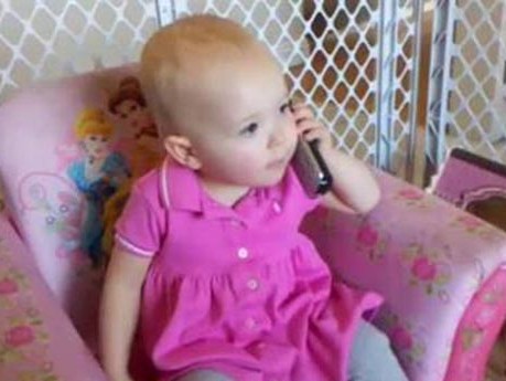 بالفيديو: محادثة طريفة بين طفلة وجدتها عبر الهاتف