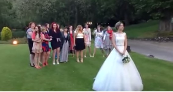 بالفيديو: عروسان ينفذان مقلبا طريفا في ضيوف حفل الزفاف