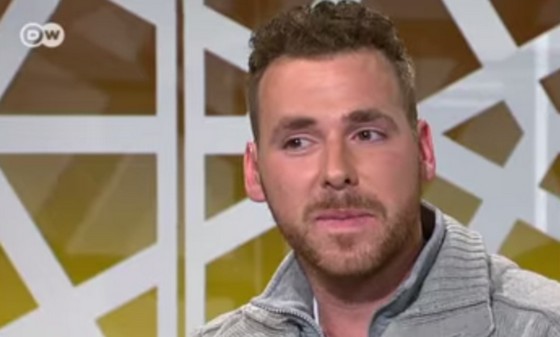 بالفيديو.. شاب ألماني يبكي تأثراً وهو يتحدث عن اعتناقه للإسلام