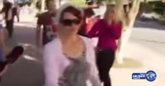 سيدة تطفئ سيجارة في وجه مراسلة تليفزيونية – فيديو